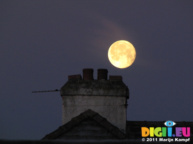 SX17162 Full moon over chimney